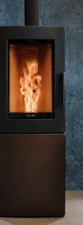 Photo d'un poêle à granulés dans un salon chaleureux.