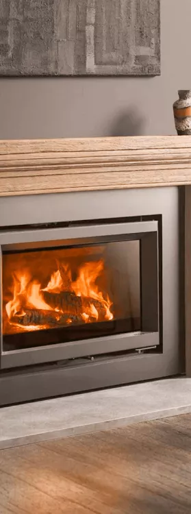 Photo d'une cheminée dans un salon.