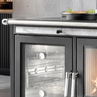 Photo d'une cuisinière dans une cuisine moderne.