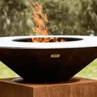 Photo d'un foyer d'extérieur dans un jardin.