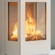 Photo d'un poêle à bois dans un salon chaleureux.