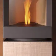 Photo d'un poêle à granulés dans un salon chaleureux.